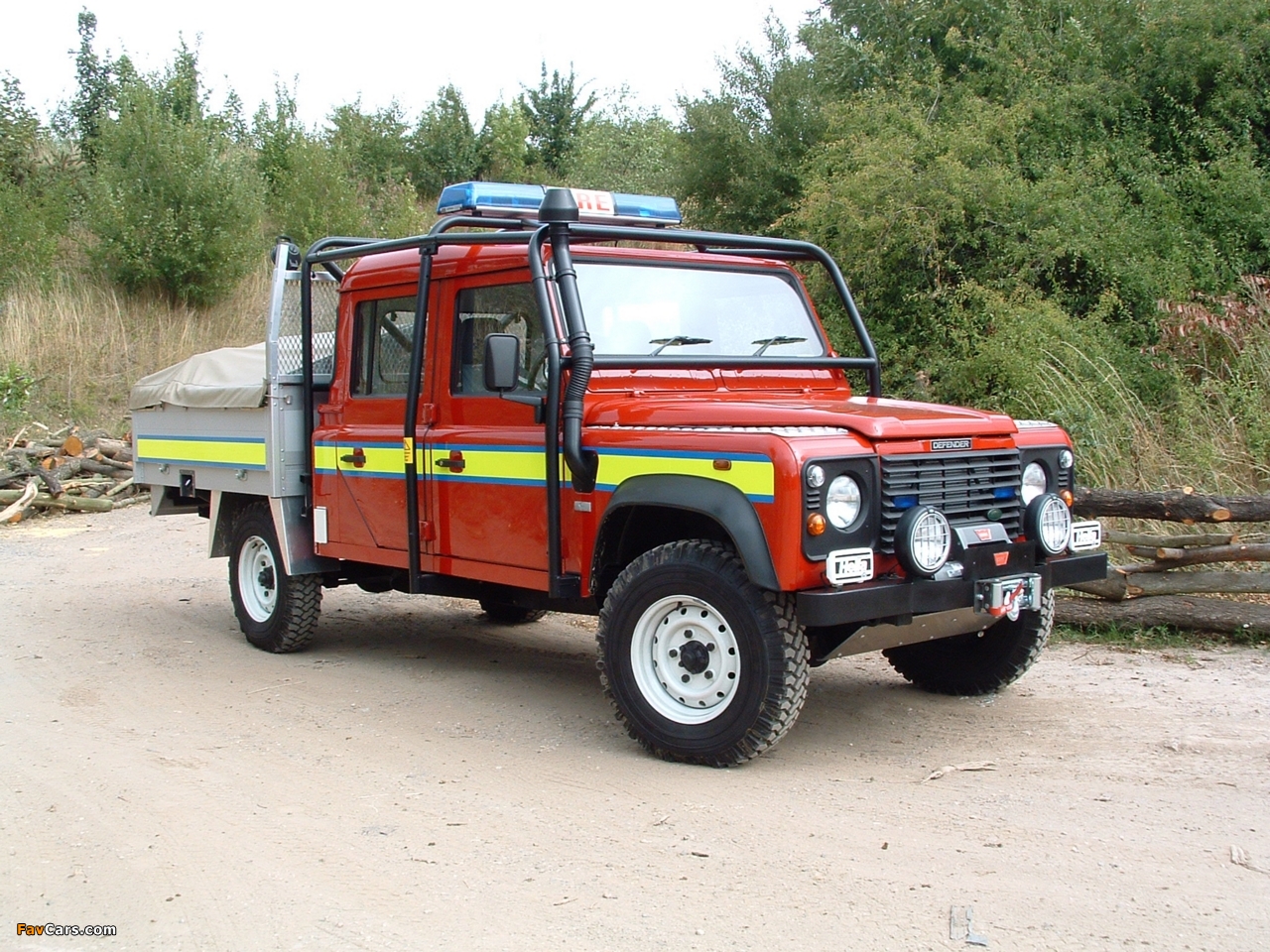 Land Rover Defender 130 Double Cab Fire Service 1990–2007 wallpapers (1280 x 960)