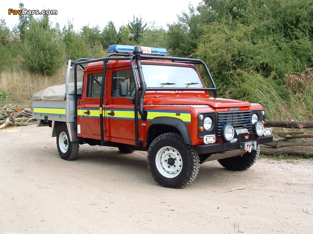 Land Rover Defender 130 Double Cab Fire Service 1990–2007 wallpapers (640 x 480)