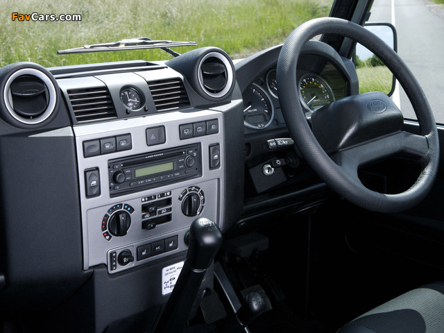 Land Rover Defender 110 Station Wagon UK-spec 2007 photos (640 x 480)