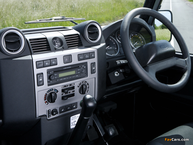 Land Rover Defender 110 Station Wagon UK-spec 2007 photos (800 x 600)