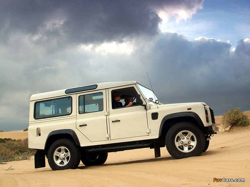 Photos of Land Rover Defender 110 Station Wagon ZA-spec 1990–2007 (800 x 600)