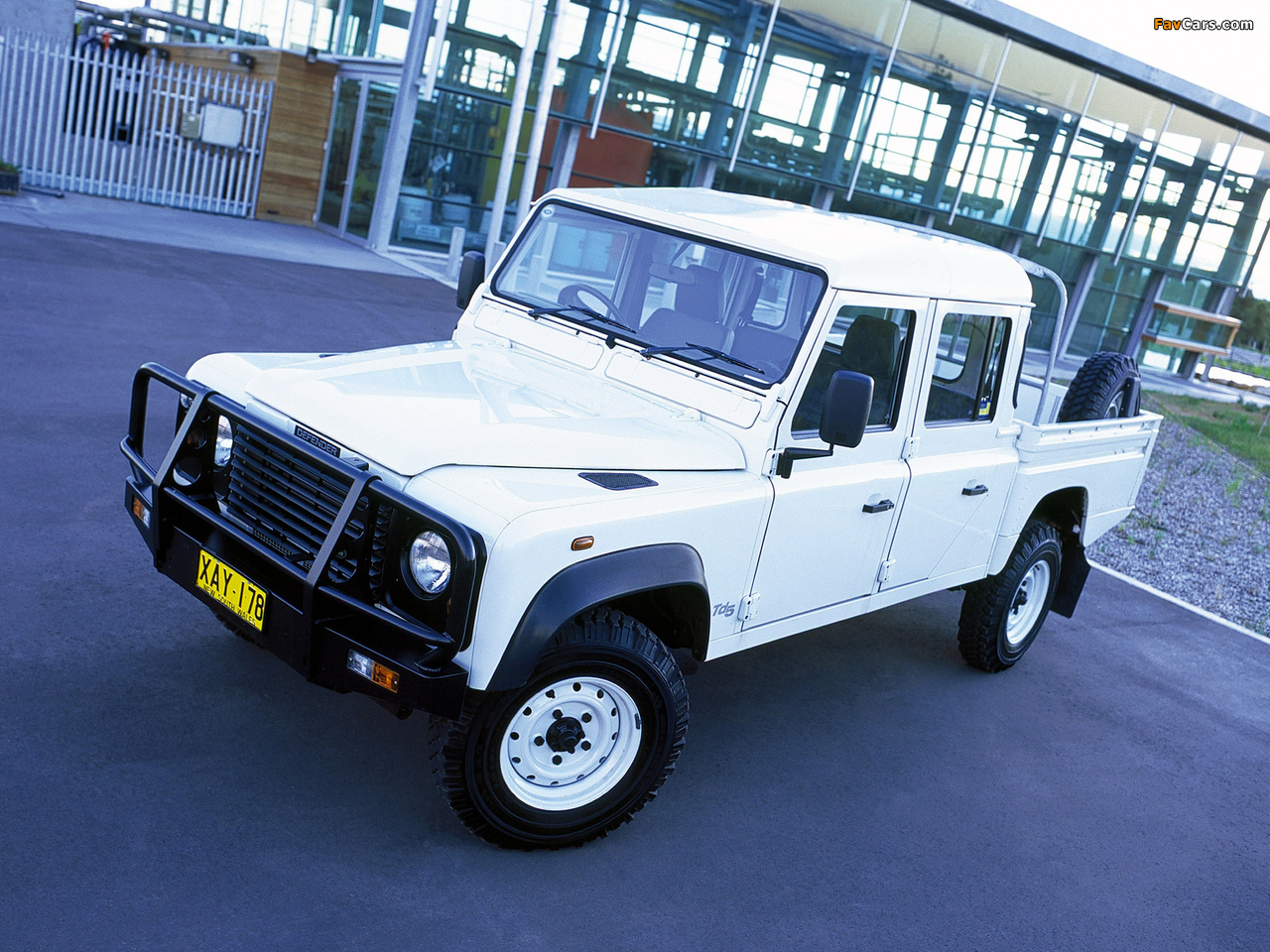 Photos of Land Rover Defender 130 Double Cab Pickup AU-spec 1990–2007 (1280 x 960)