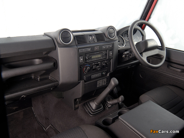 Photos of Land Rover Defender 90 Station Wagon ZA-spec 2007 (640 x 480)