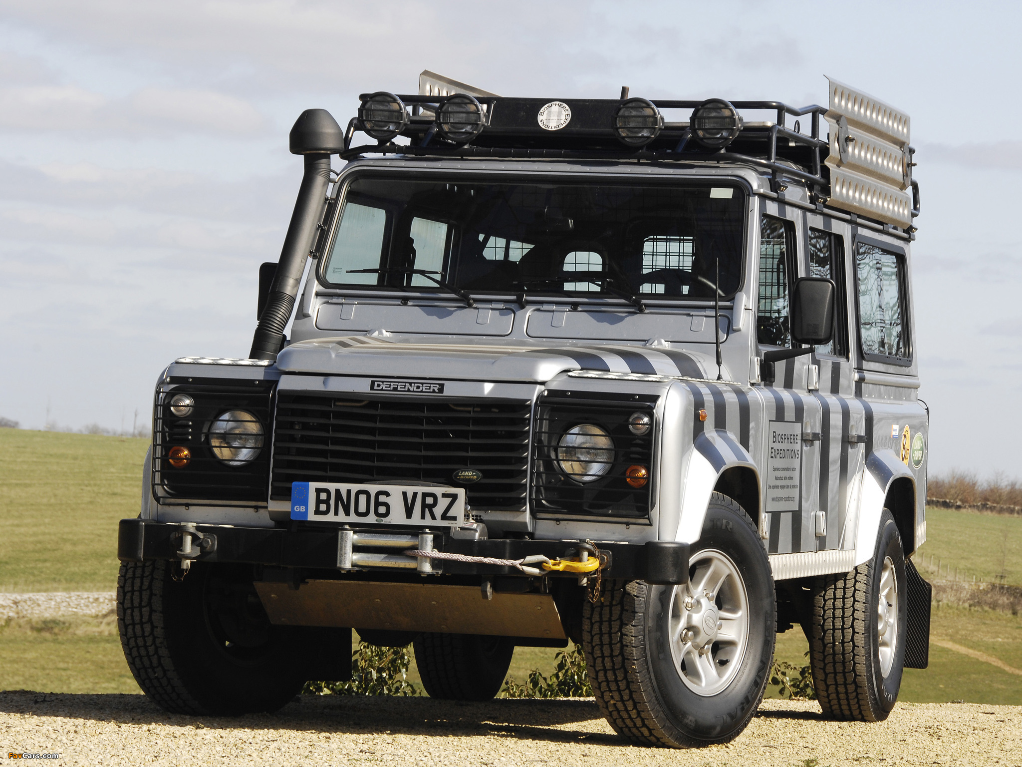 Photos of Land Rover Defender 110 Station Wagon 1990–2007 (2048 x 1536)