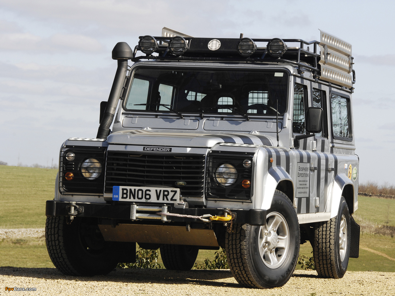 Photos of Land Rover Defender 110 Station Wagon 1990–2007 (1280 x 960)