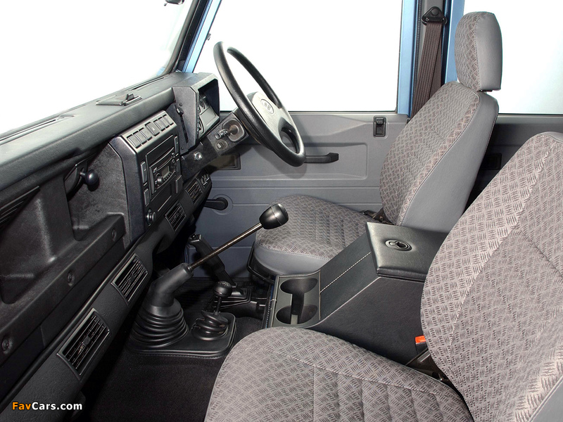 Pictures of Land Rover Defender 110 Double Cab Pickup ZA-spec 1990–2007 (800 x 600)
