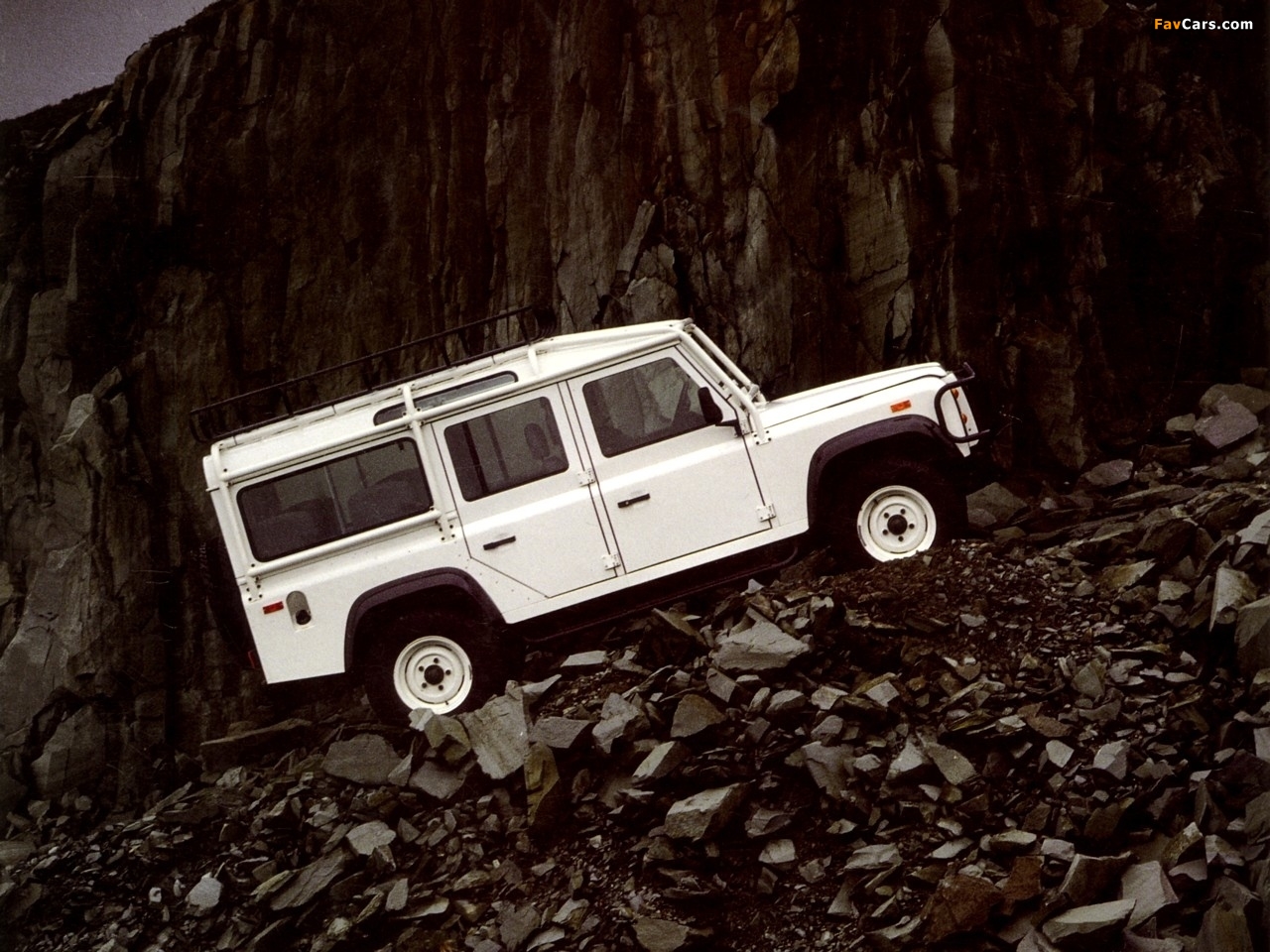 Pictures of Land Rover Defender 110 NAS Station Wagon 1993–97 (1280 x 960)