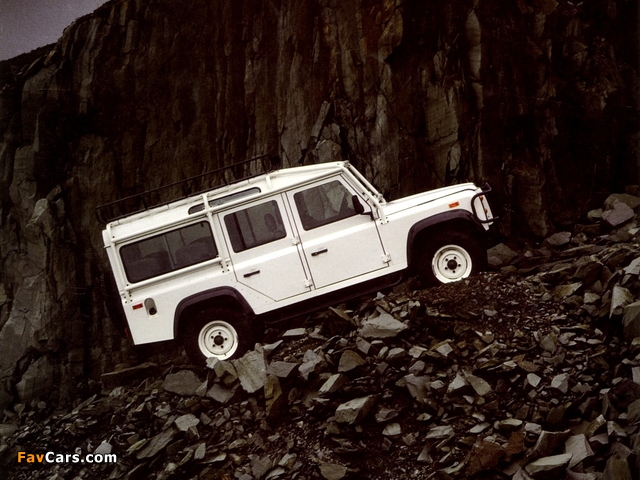 Pictures of Land Rover Defender 110 NAS Station Wagon 1993–97 (640 x 480)