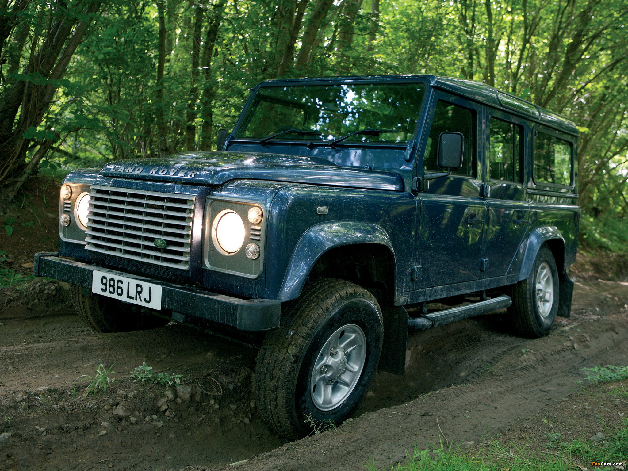 Land Rover Defender 110 Station Wagon UK-spec 2007 wallpapers (2048 x 1536)