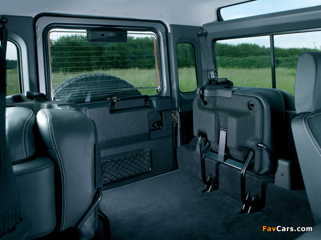 Land Rover Defender 110 Station Wagon UK-spec 2007 wallpapers (640 x 480)