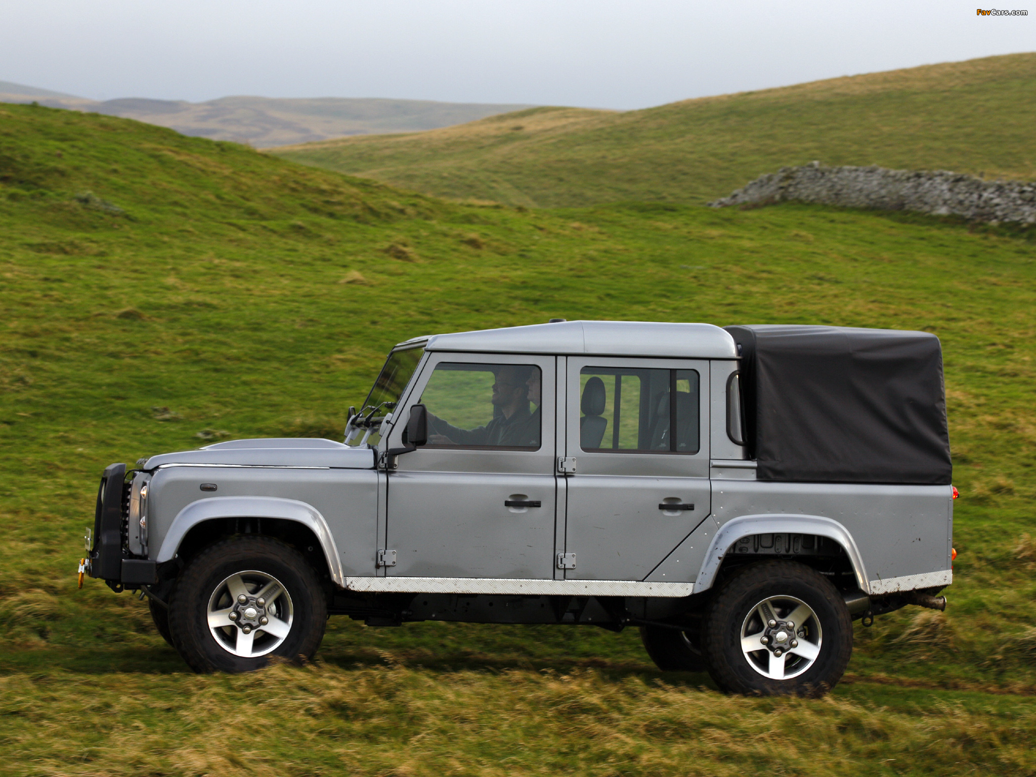 Land Rover Defender 110 Double Cab Pickup UK-spec 2007 wallpapers (2048 x 1536)