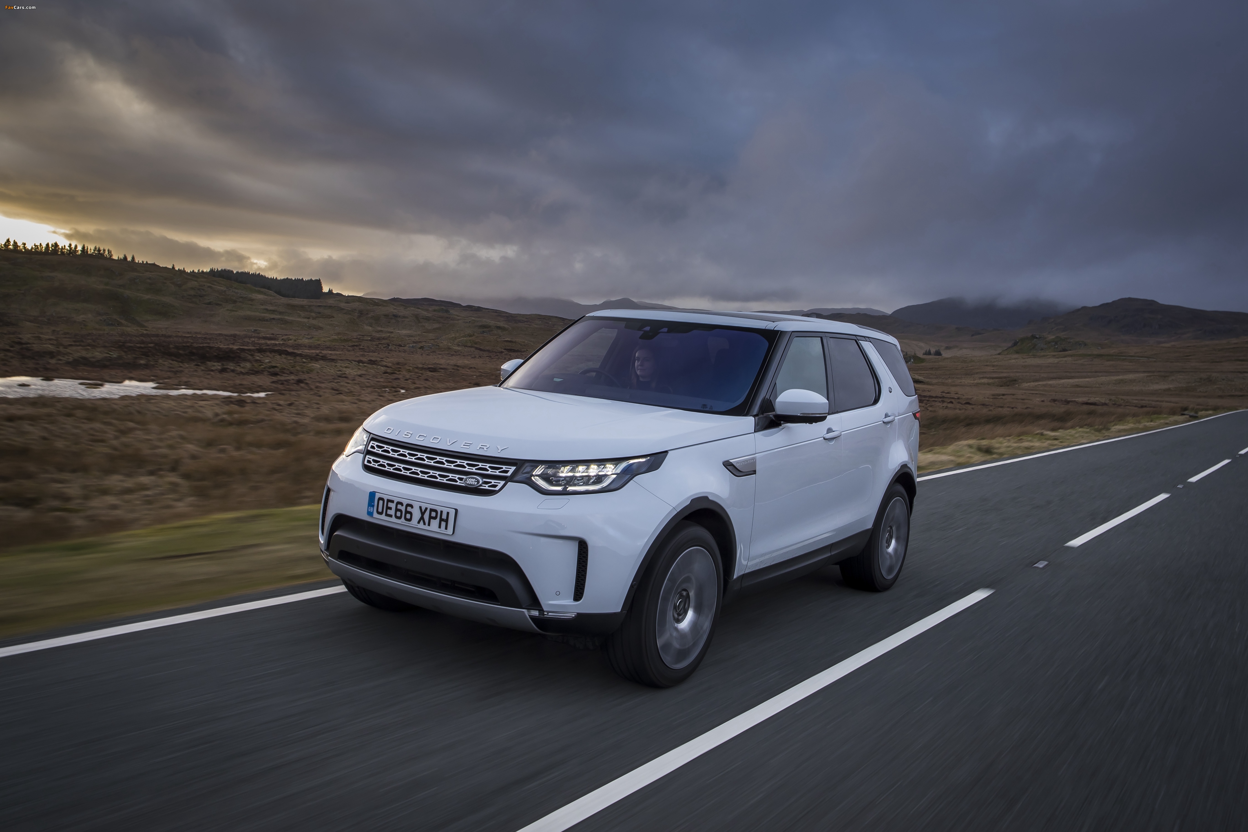 Images of Land Rover Discovery HSE Td6 UK-spec 2017 (4096 x 2731)