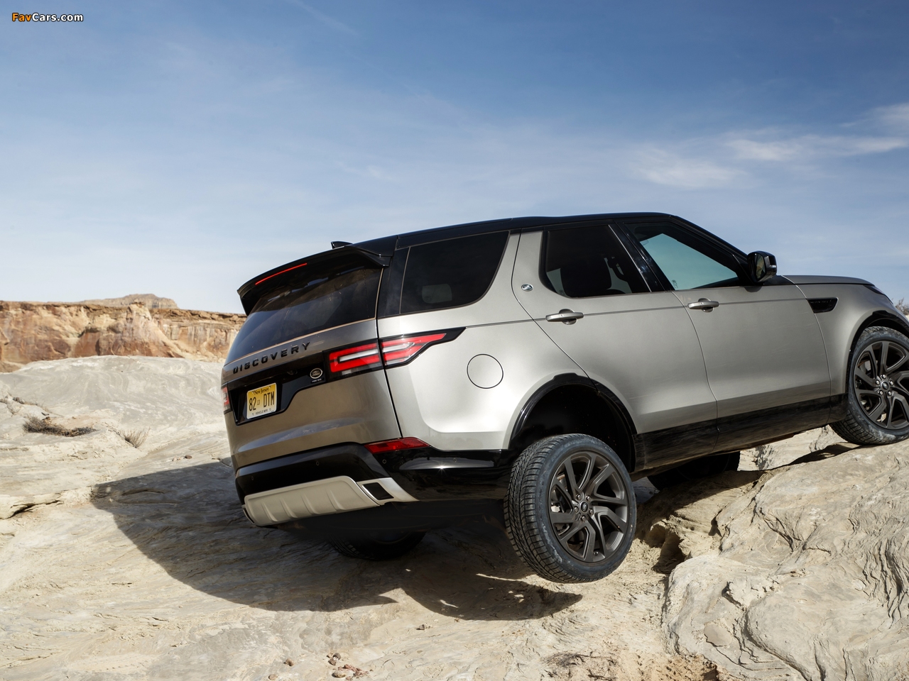 Images of Land Rover Discovery HSE Si6 Dynamic Design Pack North America 2017 (1280 x 960)