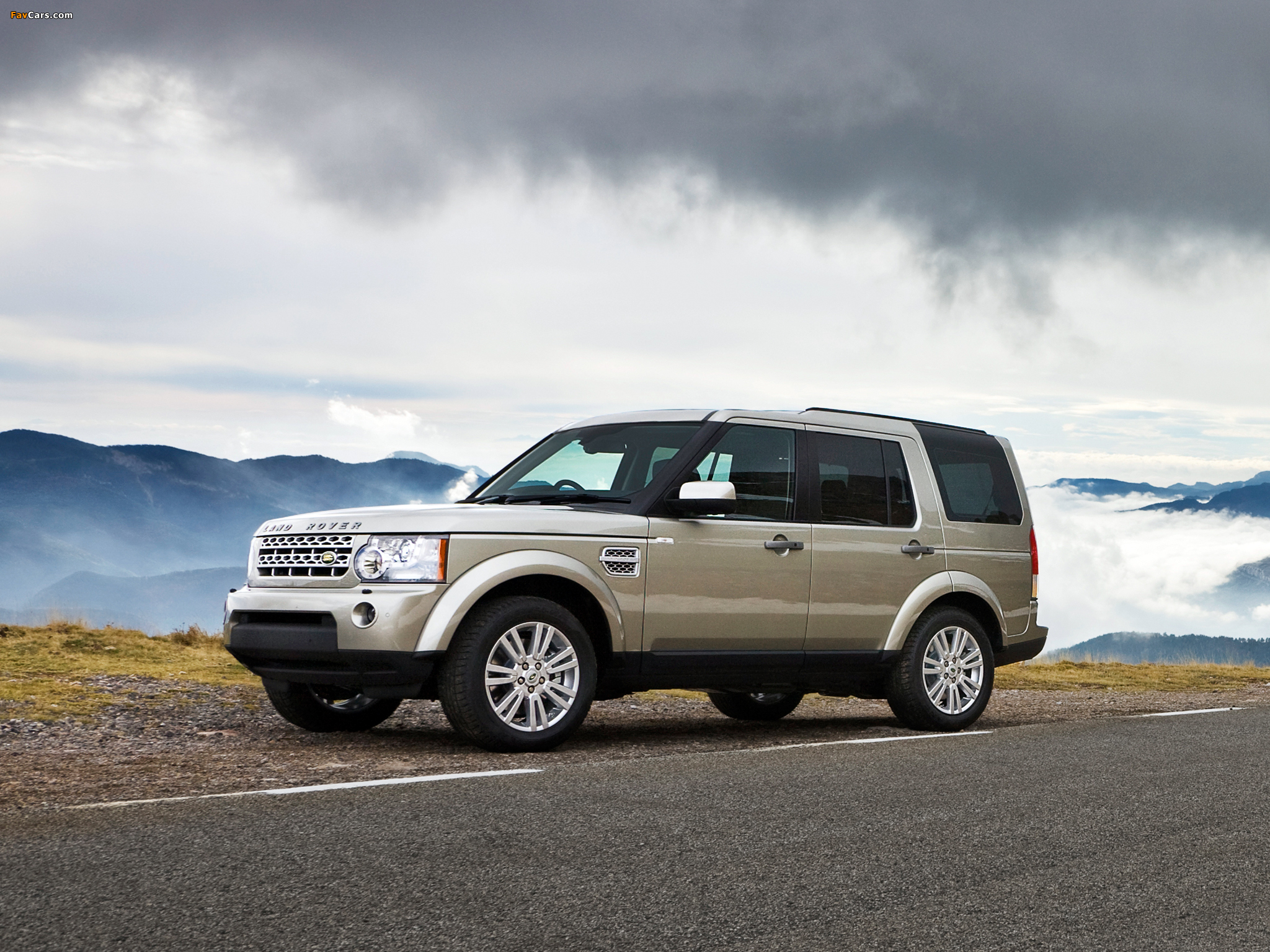 Land Rover Discovery 4 3.0 TDV6 UK-spec 2009 wallpapers (2048 x 1536)