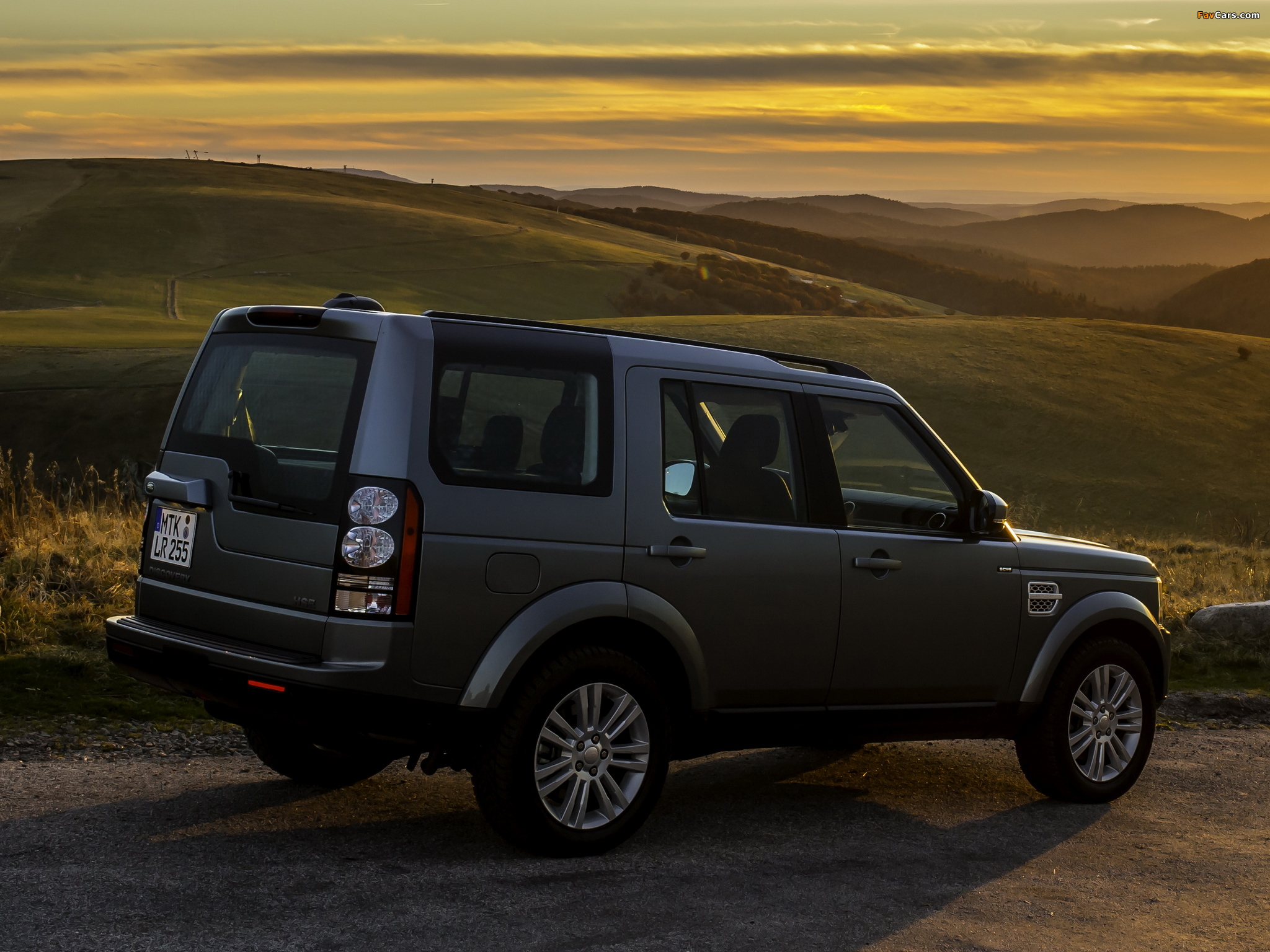 Land Rover Discovery 4 SCV6 HSE 2013 images (2048 x 1536)