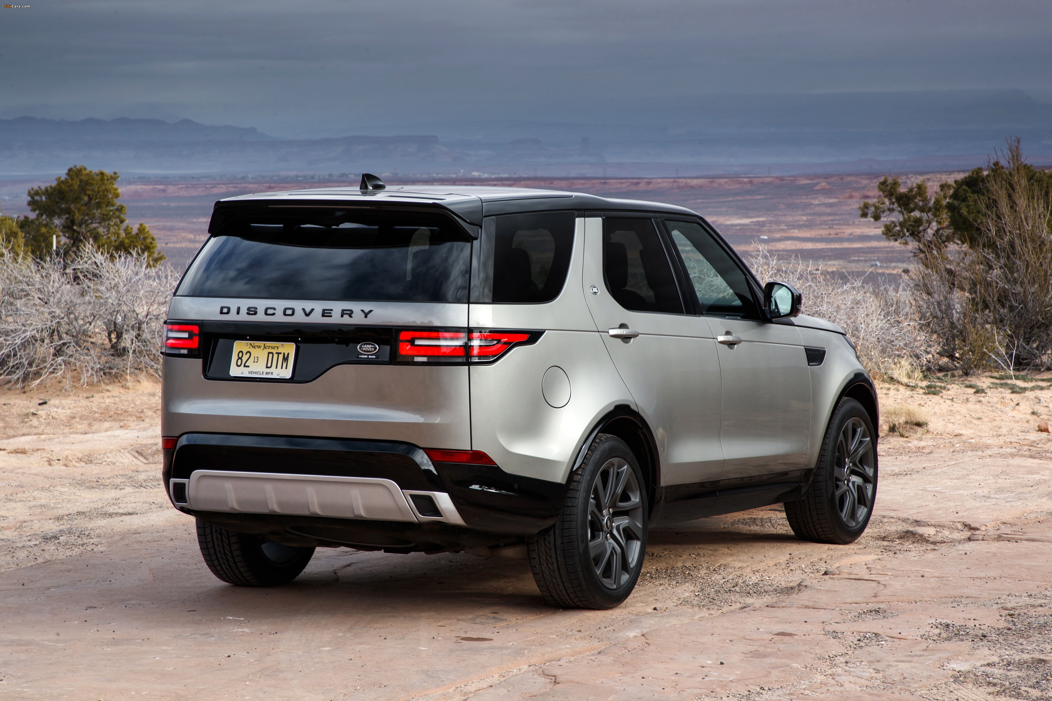 Land Rover Discovery HSE Si6 Dynamic Design Pack North America 2017 pictures (4096 x 2731)