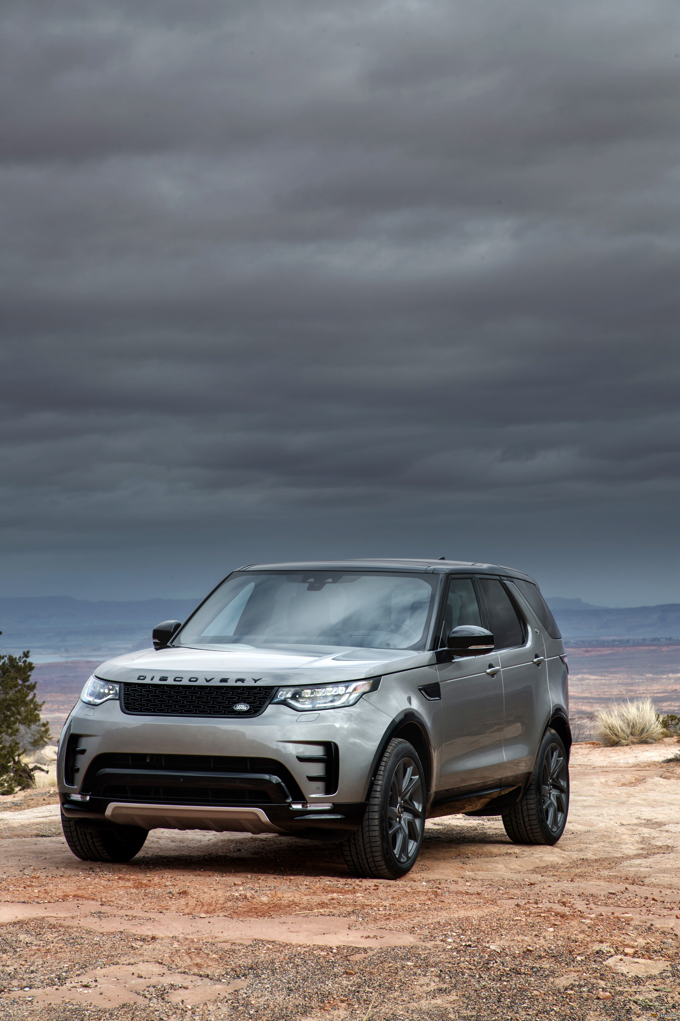 Photos of Land Rover Discovery HSE Si6 Dynamic Design Pack North America 2017 (2731 x 4096)