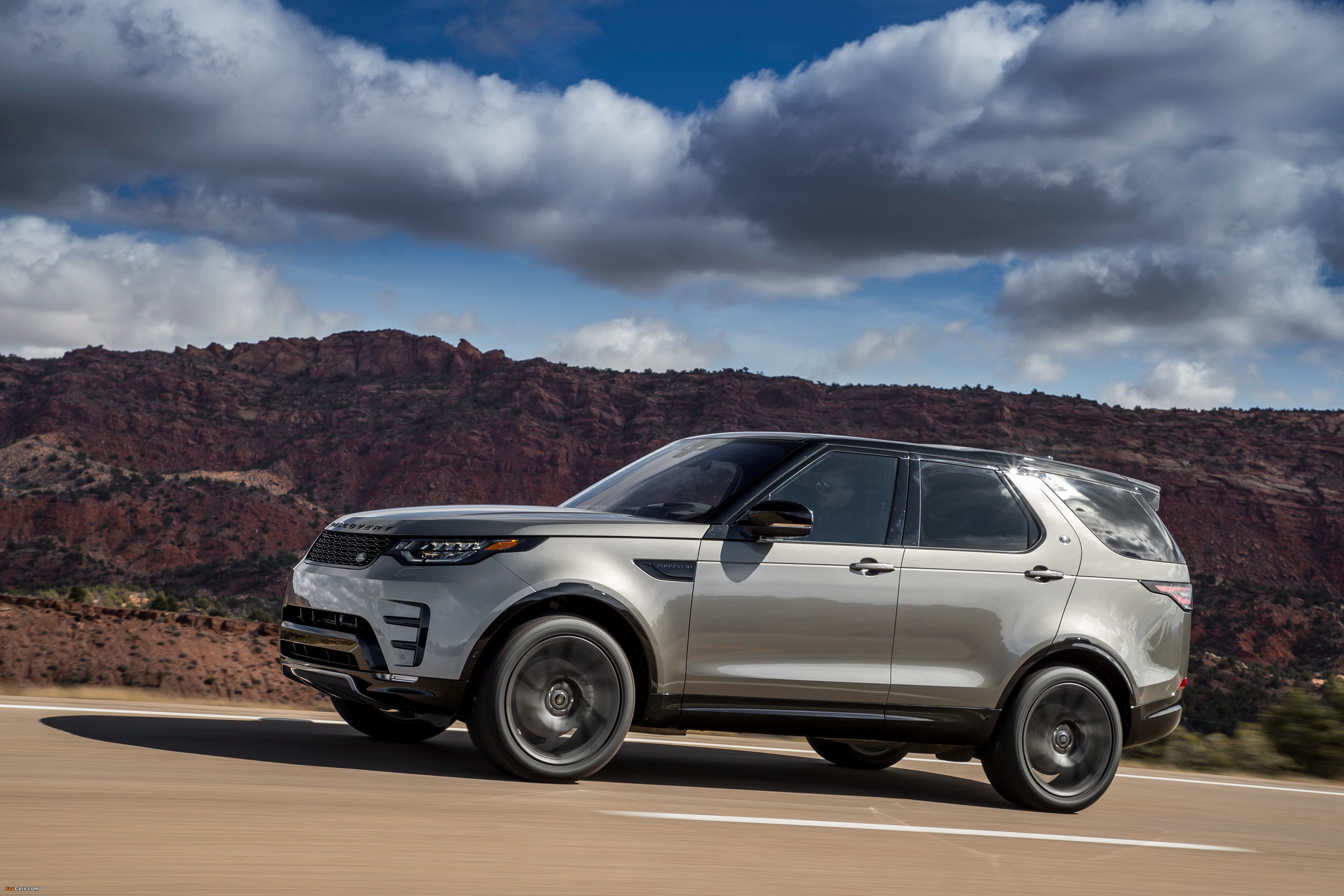 Photos of Land Rover Discovery HSE Si6 Dynamic Design Pack North America 2017 (4096 x 2731)