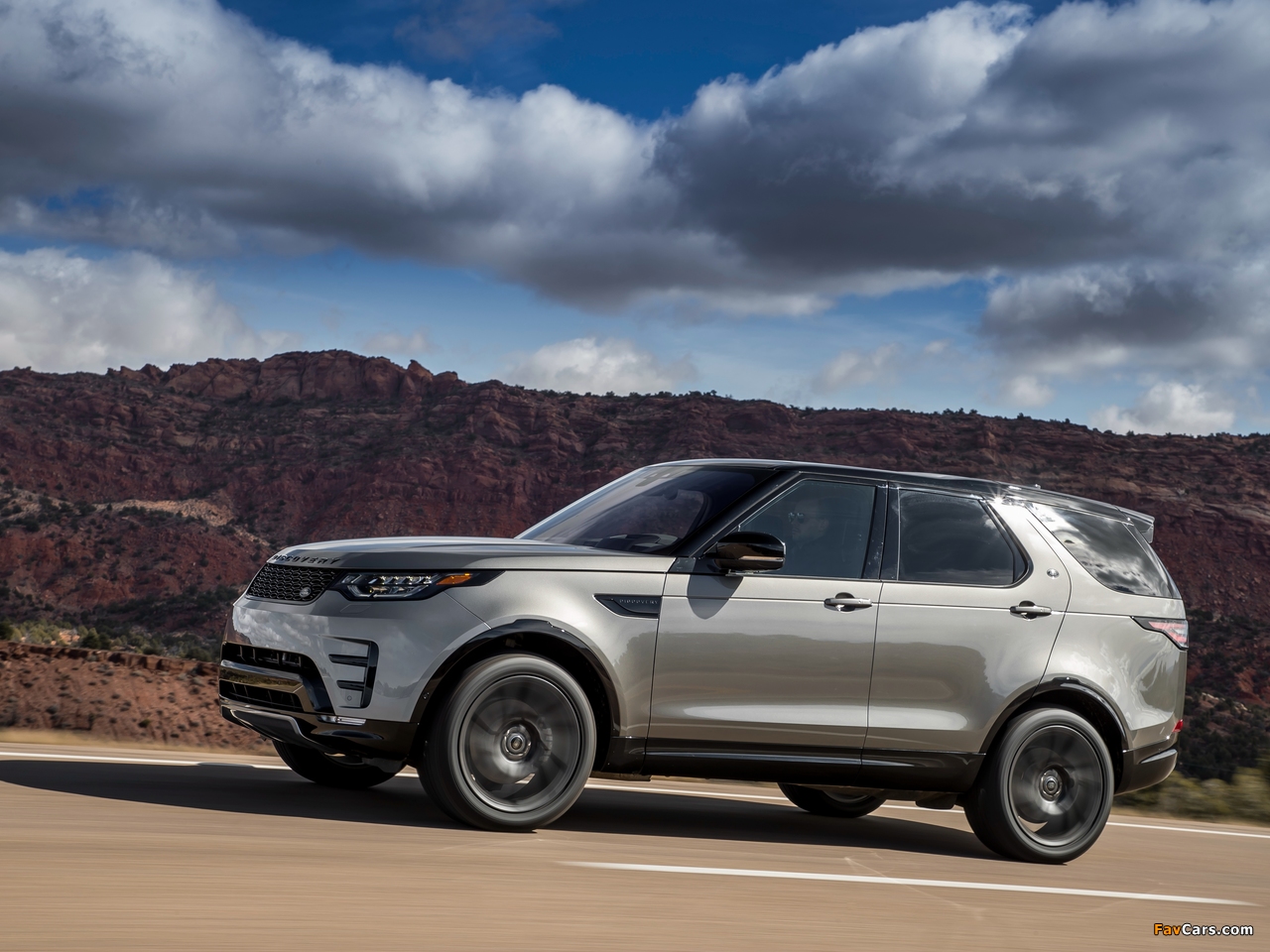 Photos of Land Rover Discovery HSE Si6 Dynamic Design Pack North America 2017 (1280 x 960)