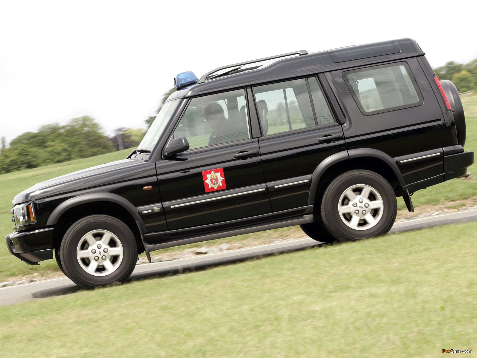 Land Rover Discovery Fire Service 2003–04 wallpapers (1600 x 1200)