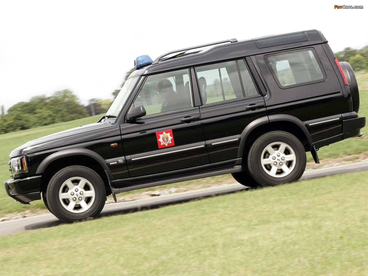 Land Rover Discovery Fire Service 2003–04 wallpapers (1280 x 960)