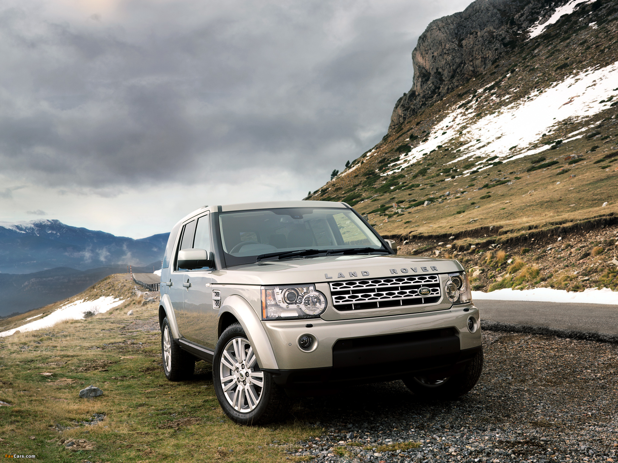 Land Rover Discovery 4 3.0 TDV6 UK-spec 2009 wallpapers (2048 x 1536)