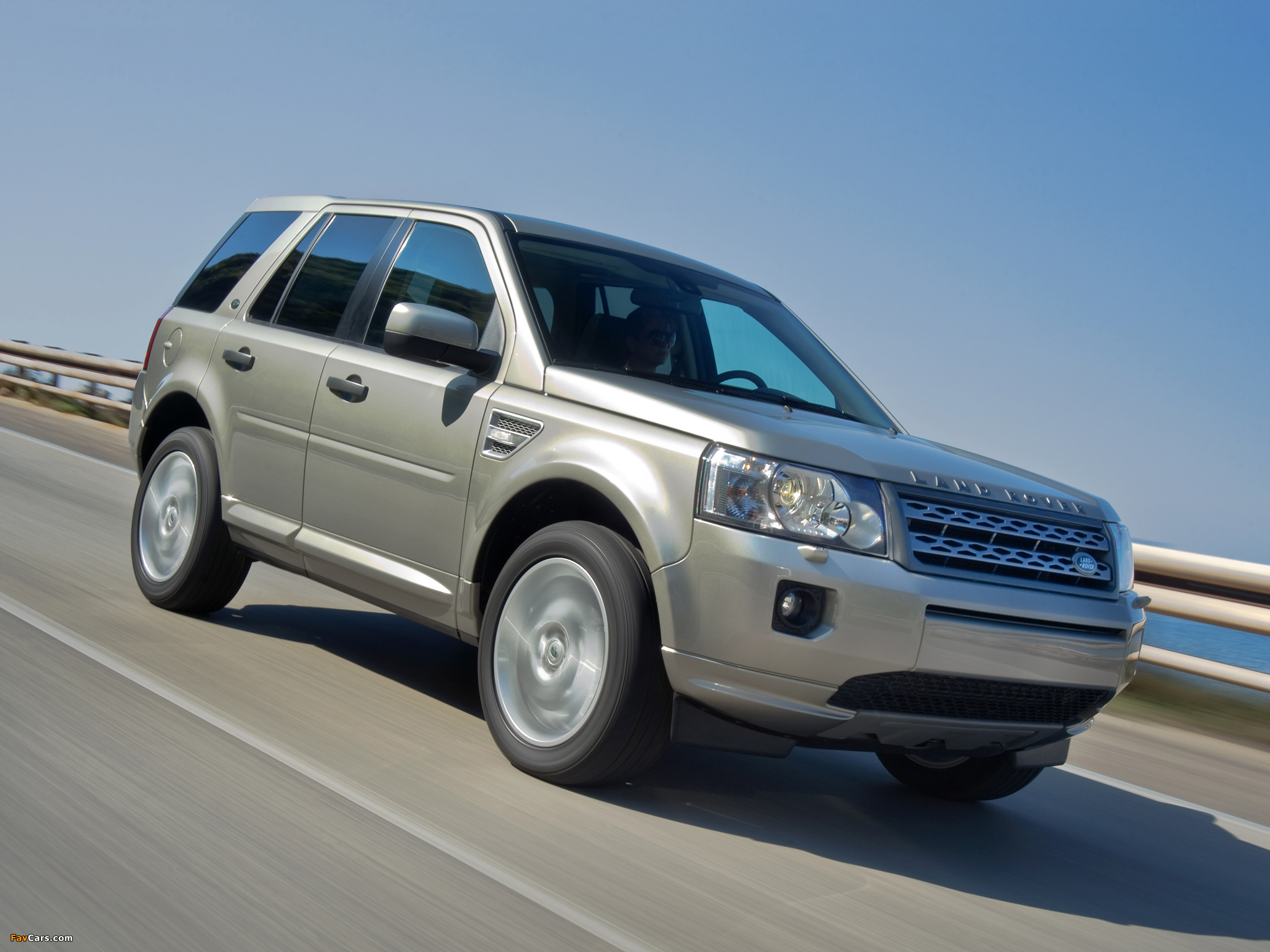 Land Rover Freelander 2 2010 wallpapers (2048 x 1536)