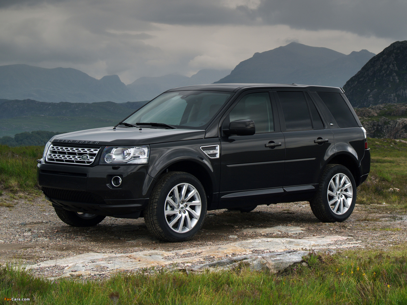 Land Rover Freelander 2 SD4 2012 images (1600 x 1200)