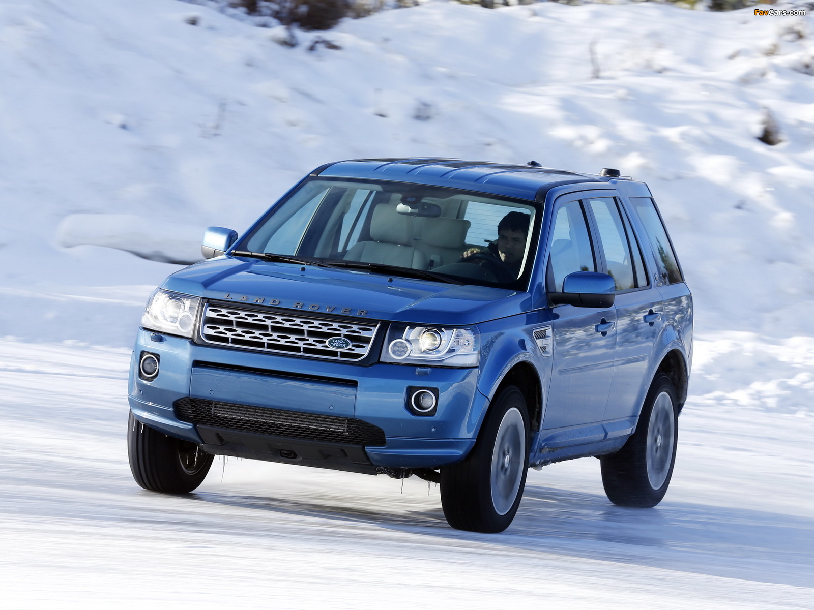 Land Rover LR2 HSE 2012 pictures (1600 x 1200)