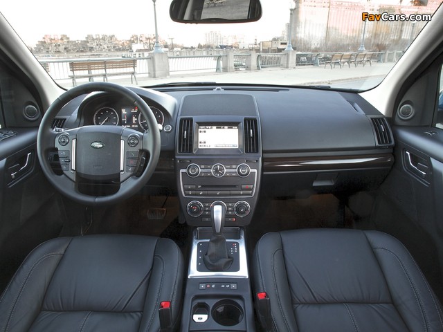 Land Rover LR2 HSE 2012 wallpapers (640 x 480)