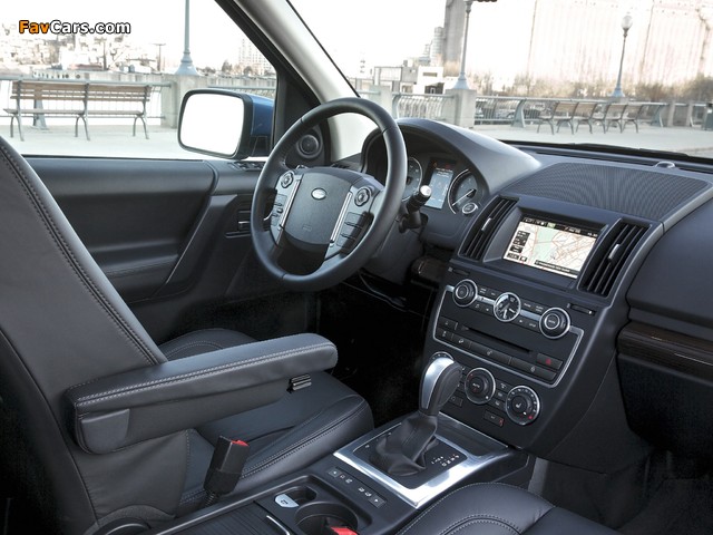 Land Rover LR2 HSE 2012 wallpapers (640 x 480)