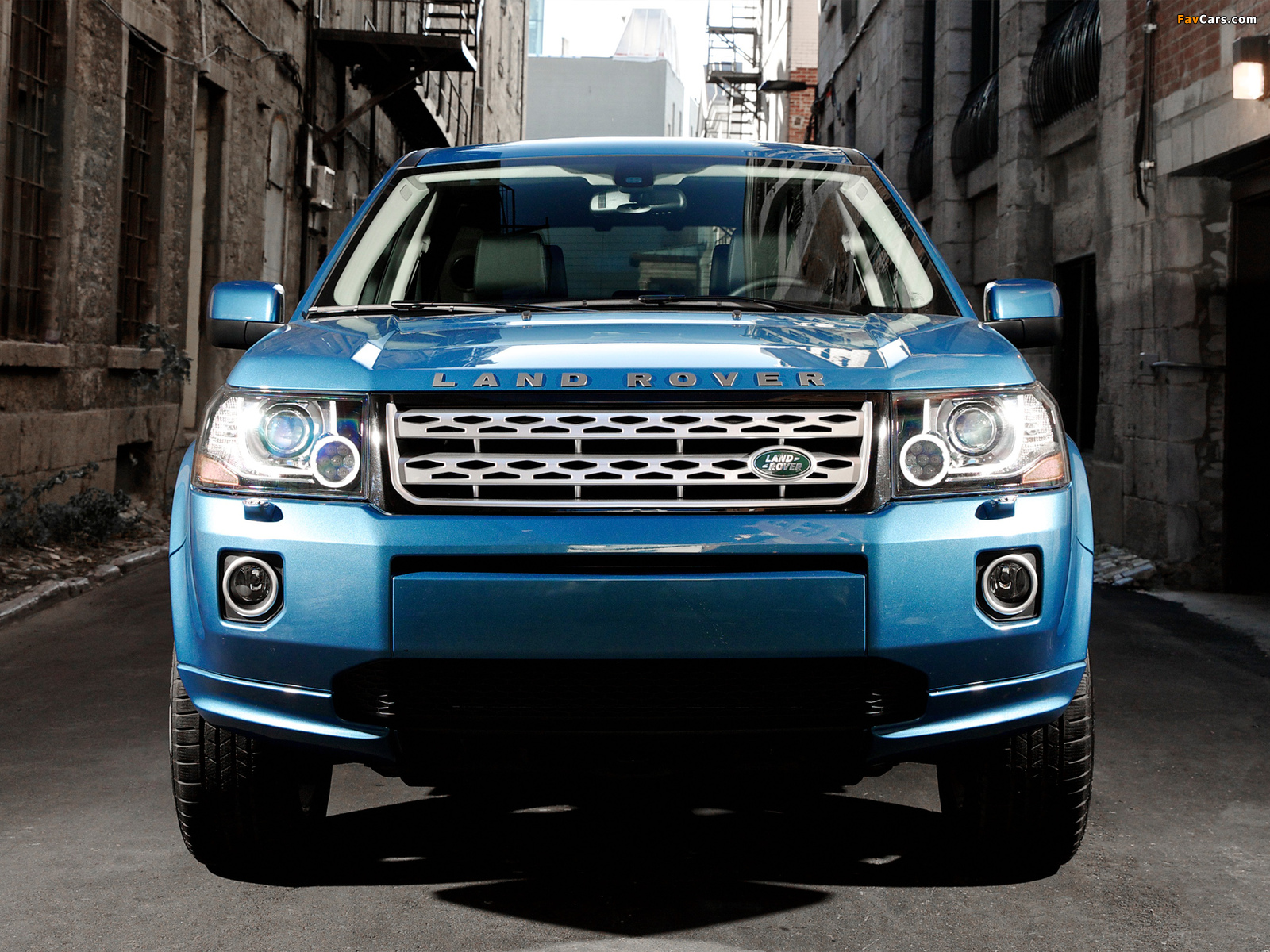 Land Rover LR2 HSE 2012 wallpapers (1600 x 1200)