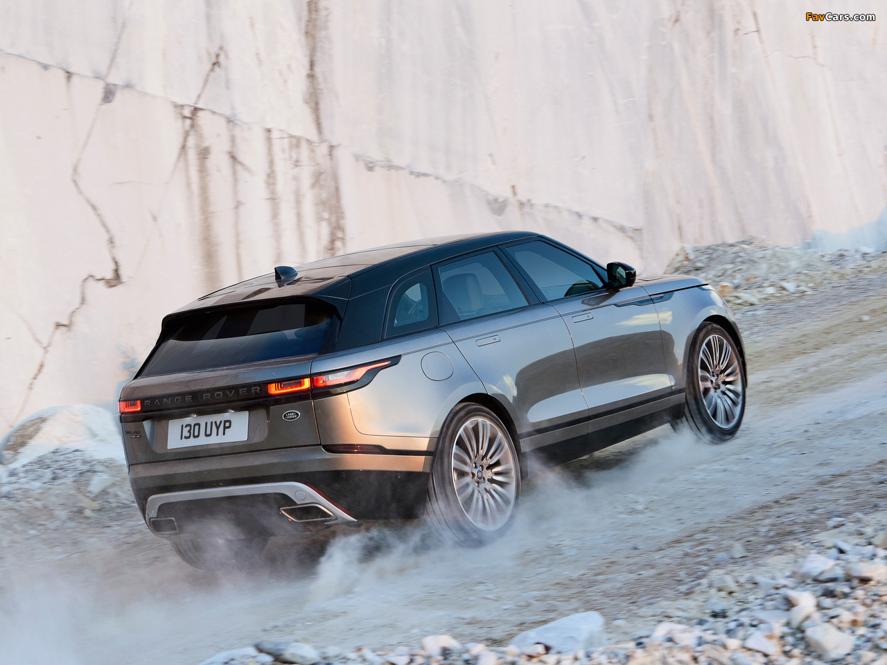 Range Rover Velar R-Dynamic P380 HSE 2017 photos (1280 x 960)