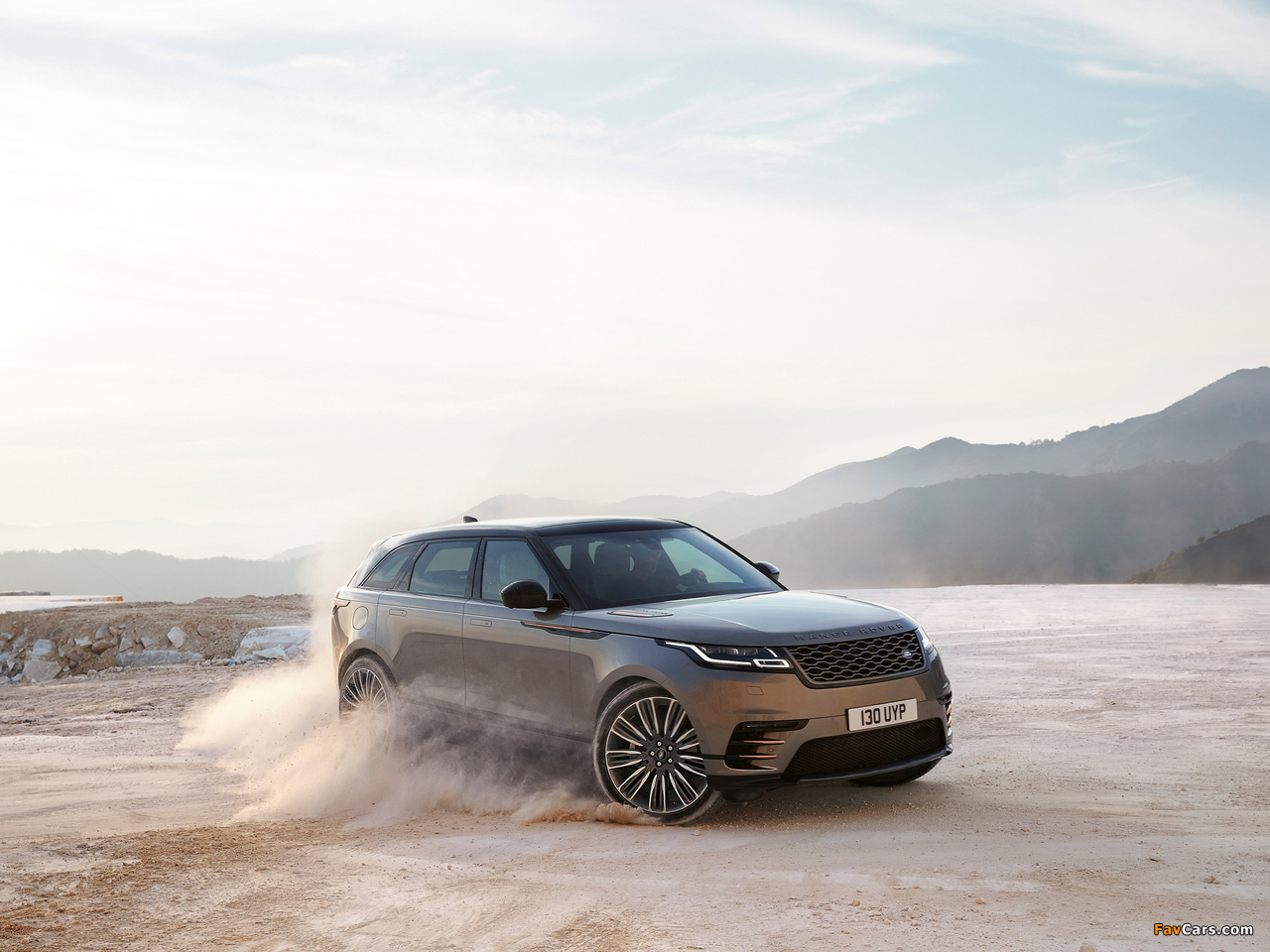 Range Rover Velar R-Dynamic P380 HSE 2017 photos (1280 x 960)