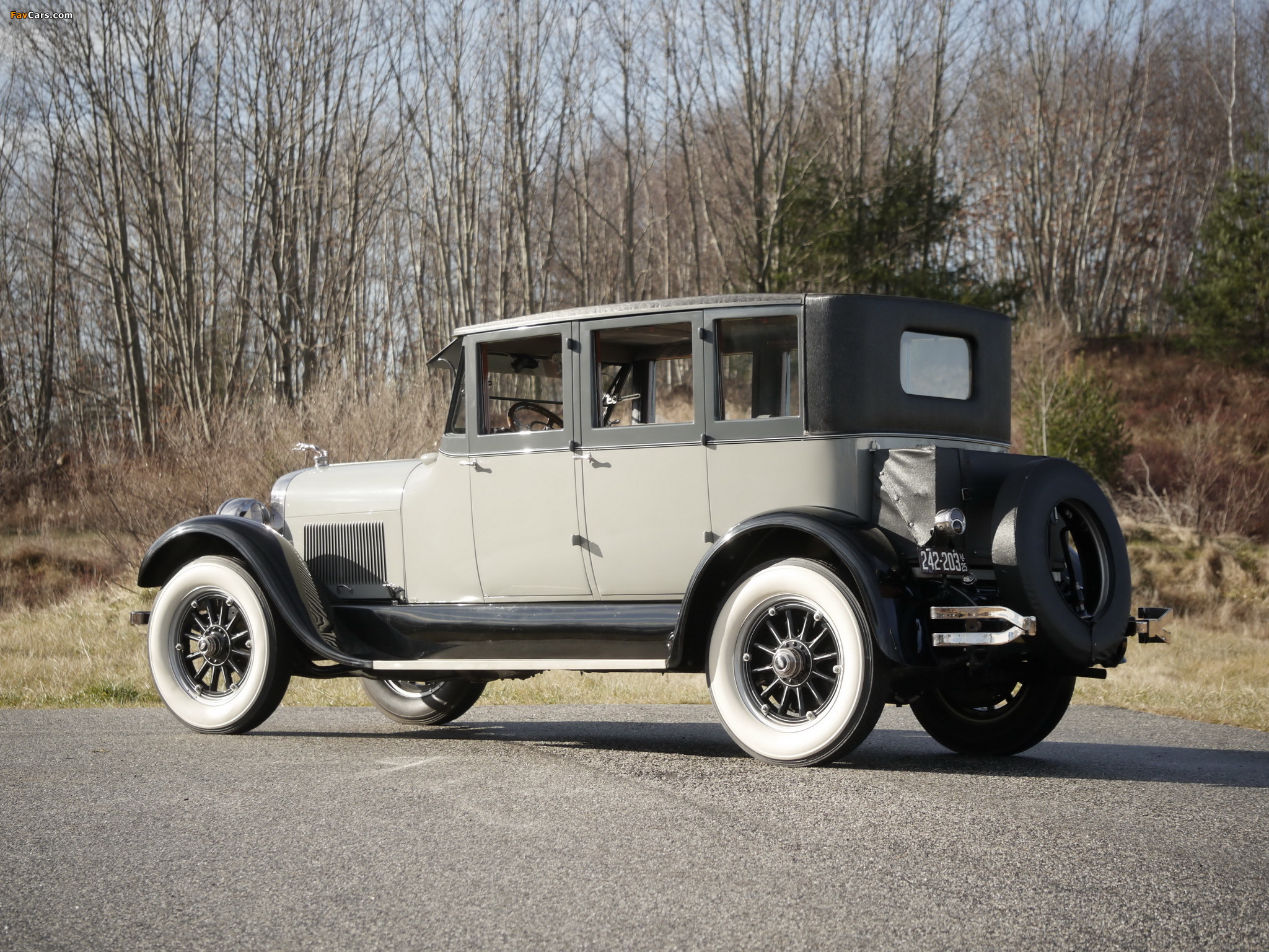 Lincoln Model L Sedan by Judkins (114V) 1925 wallpapers (2048 x 1536)