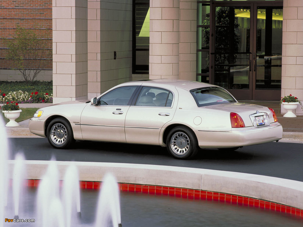 Images of Lincoln Town Car 1998–2003 (1024 x 768)