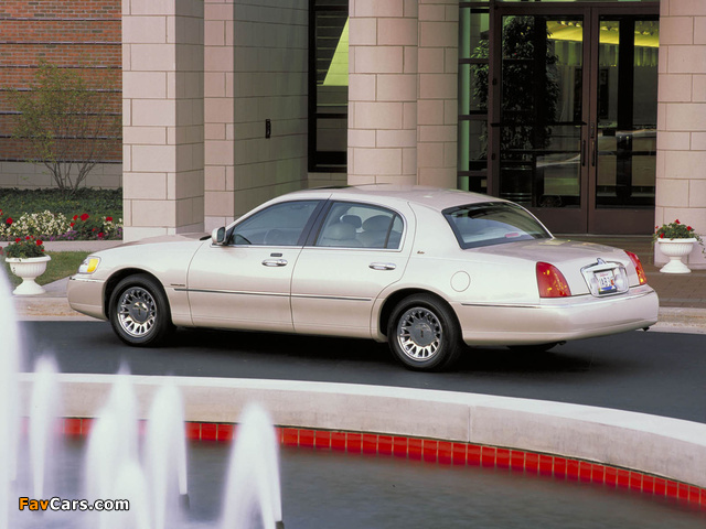 Images of Lincoln Town Car 1998–2003 (640 x 480)
