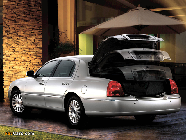 Images of Lincoln Town Car 2003–11 (640 x 480)