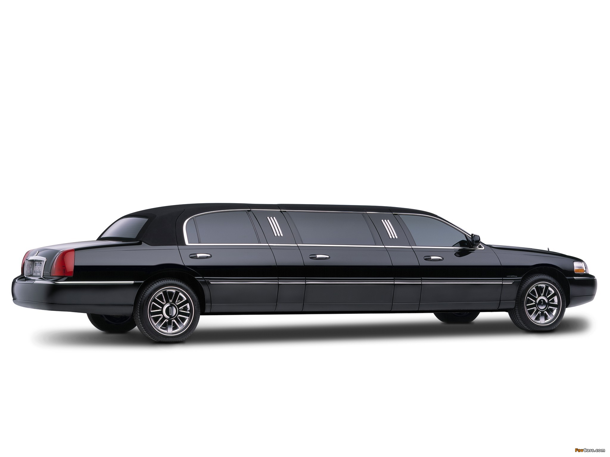 Images of Lincoln Town Car Krystal 120V Limousine 2003–11 (2048 x 1536)