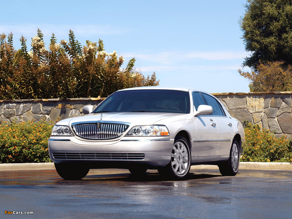 Images of Lincoln Town Car 2003–11 (1024 x 768)