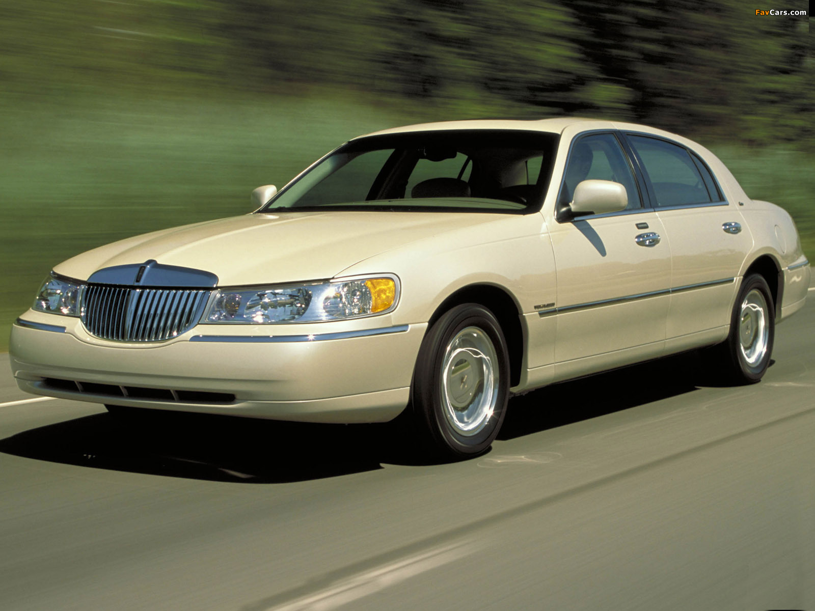 Images of Lincoln Town Car 1998–2003 (1600 x 1200)
