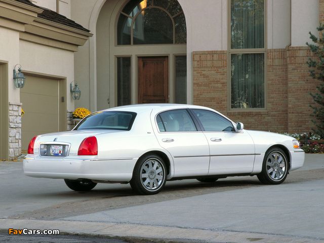 Images of Lincoln Town Car 2003–11 (640 x 480)