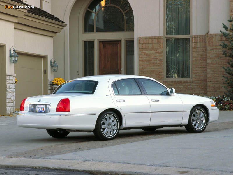 Images of Lincoln Town Car 2003–11 (800 x 600)