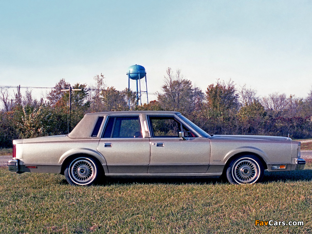 Lincoln Town Car 1981–85 images (640 x 480)
