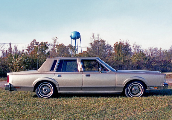 Lincoln Town Car 1981–85 images