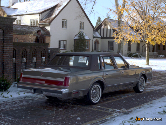 Lincoln Town Car 1981–85 pictures (640 x 480)