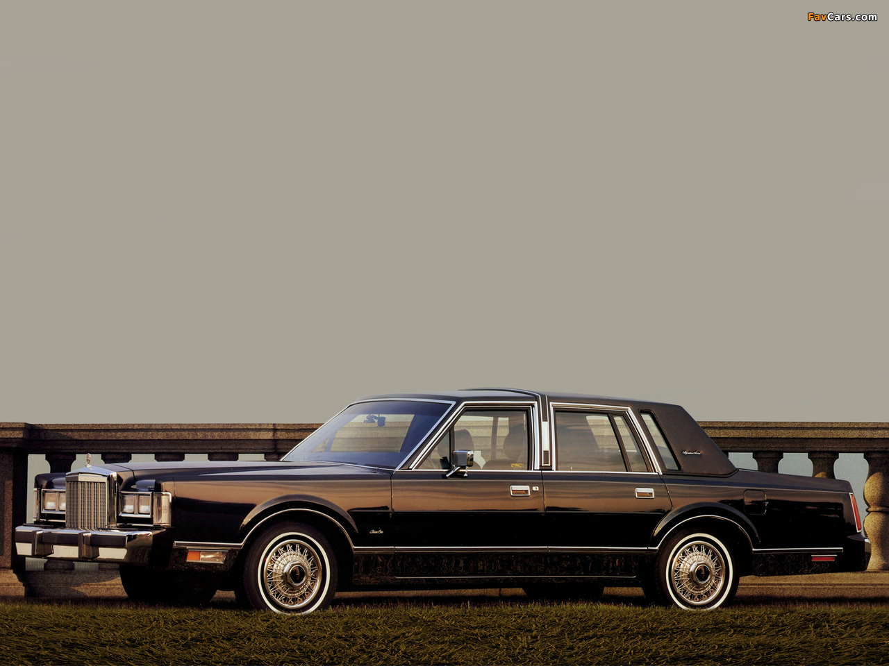 Lincoln Town Car 1985–89 photos (1280 x 960)