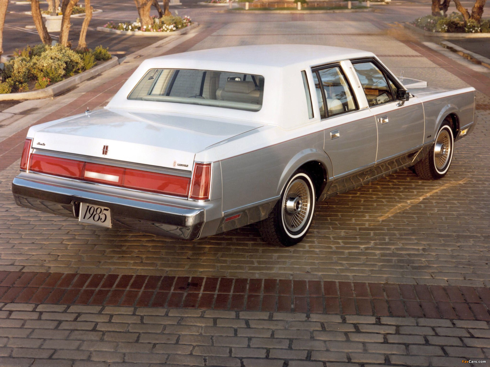 Lincoln Town Car 1985–89 pictures (2048 x 1536)