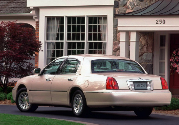 Lincoln Town Car 1998–2003 images
