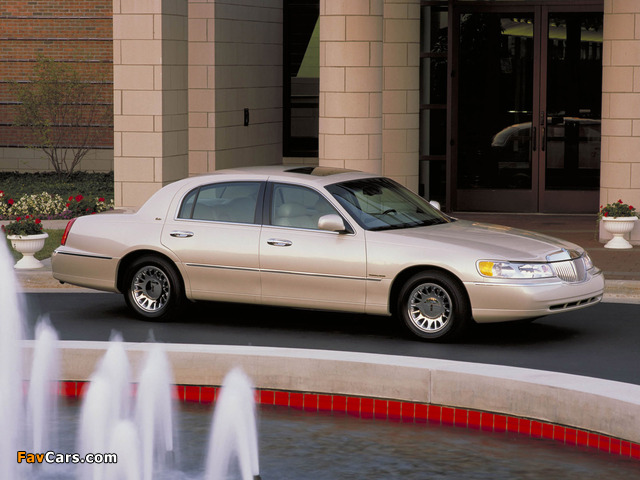 Lincoln Town Car 1998–2003 photos (640 x 480)